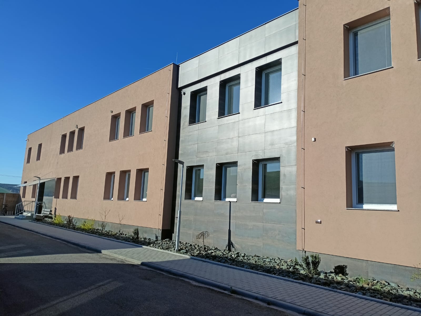 Realizace – dokončená fasáda budovy s obkladem